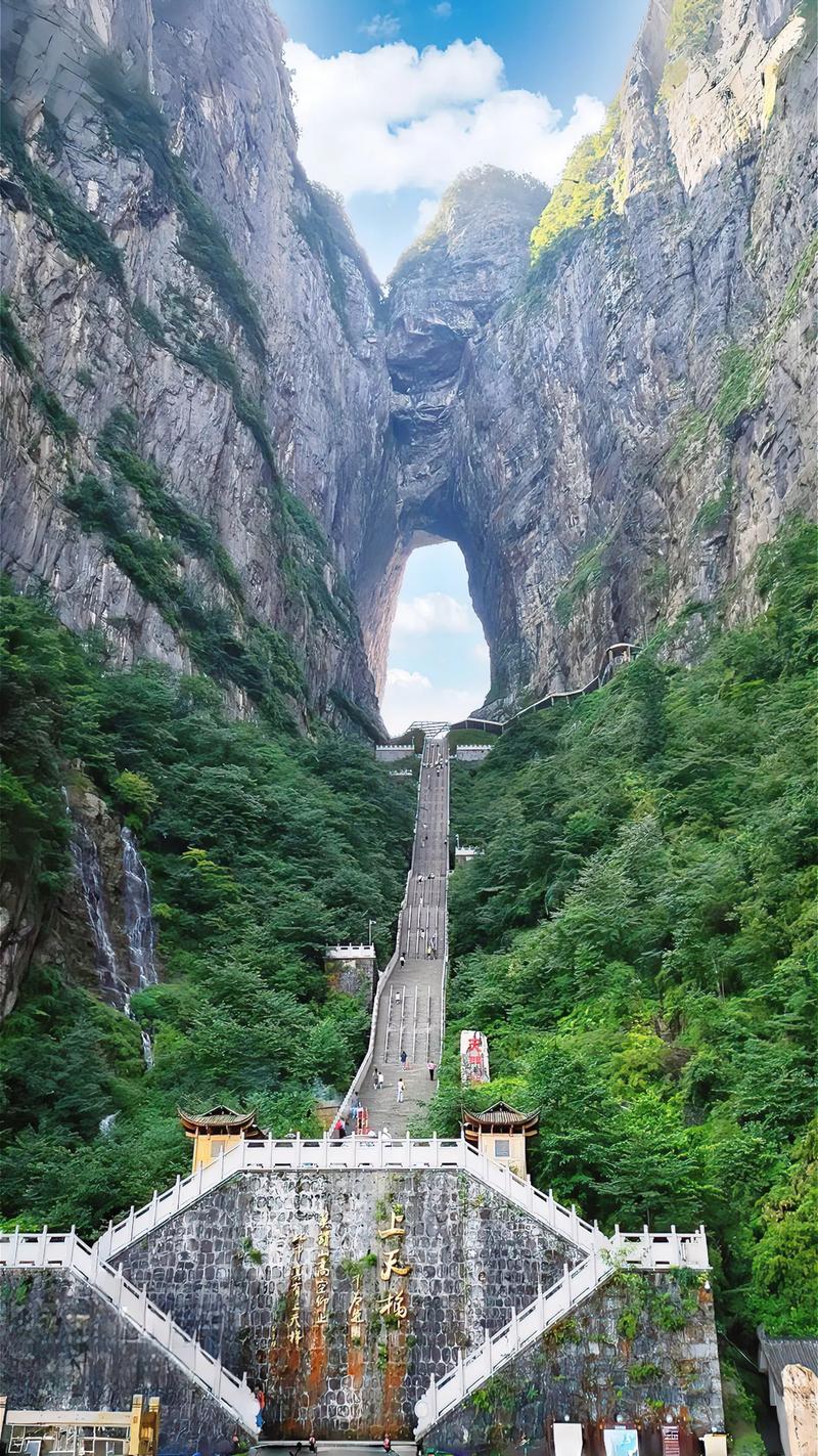 张家界旅游：穿越云端的仙境之旅